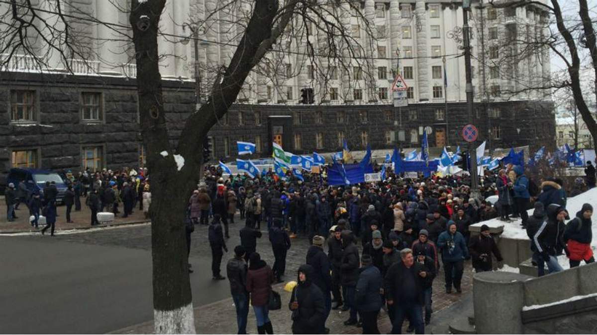 Вулицю Грушевського вже перекрили Вулицю Грушевського вже перекрили