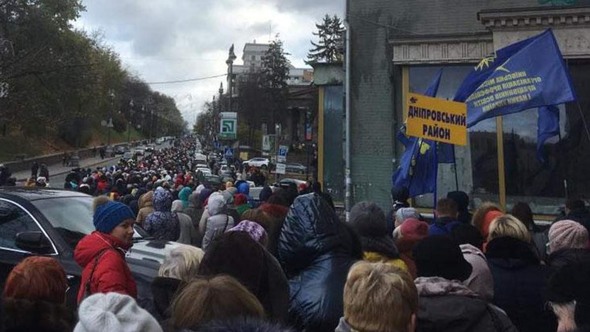 В Киеве педагоги пикетируют Кабмин В Киеве педагоги пикетируют Кабмин