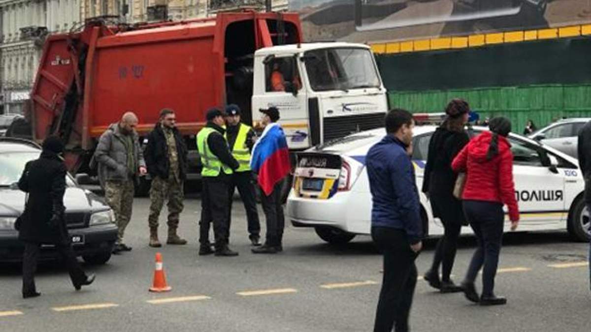 В Києві поліція затримала чоловіка, який гуляв із прапором Росії В Києві поліція затримала чоловіка, який гуляв із прапором Росії