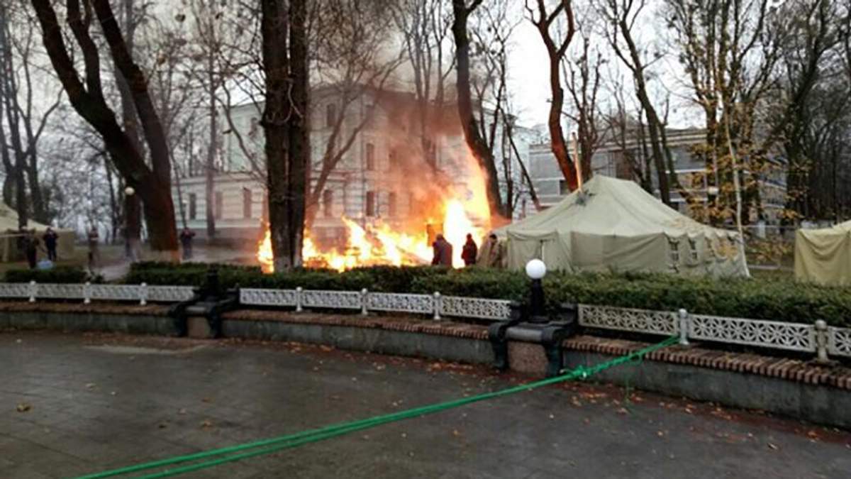 У наметовому містечку під ВР згорів намет У наметовому містечку під ВР згорів намет