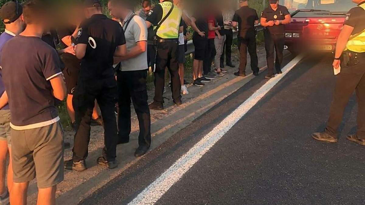 На въезде в Киев полиция проверяет автобусы На въезде в Киев полиция проверяет автобусы