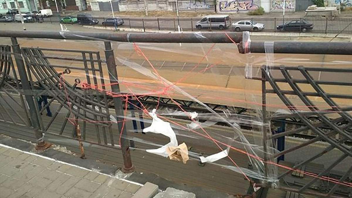 "Отремонтированная" нитками и скотчем ограда моста в Киеве "Отремонтированная" нитками и скотчем ограда моста в Киеве