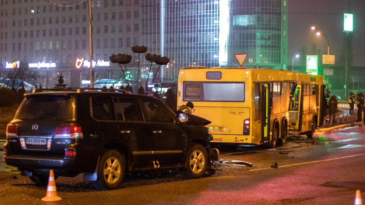 ДТП за участю Lexus і маршрутки у Києві ДТП за участю Lexus і маршрутки у Києві