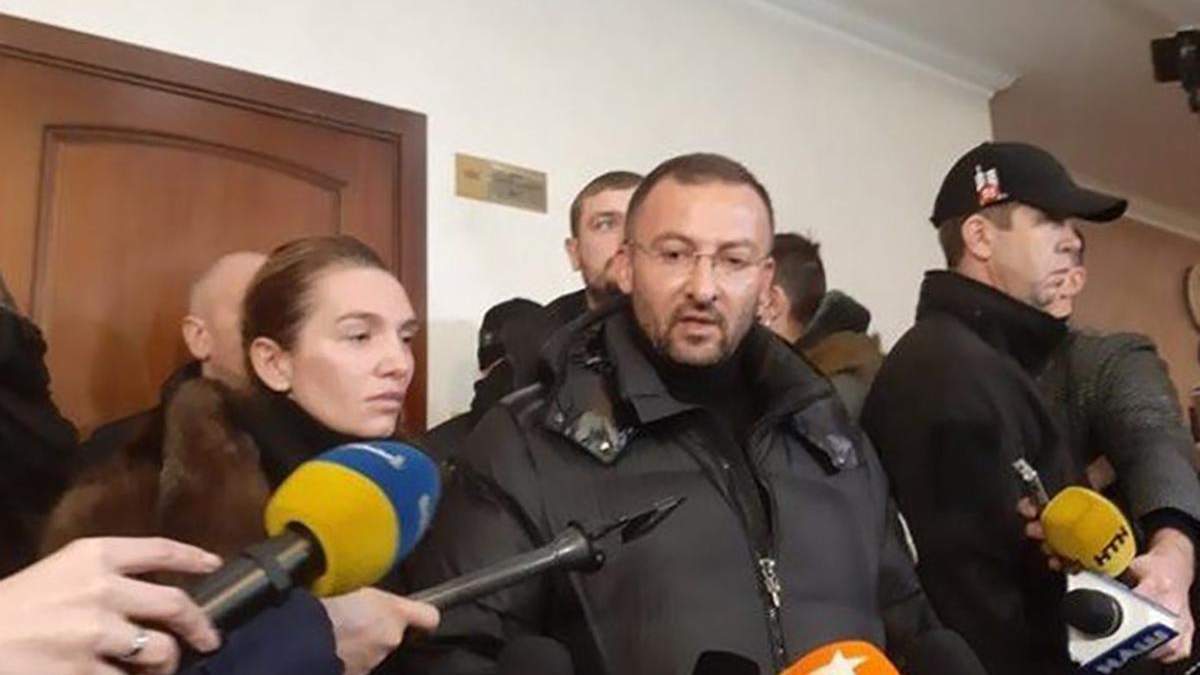 Депутат Соболєв з дружиною заявляють, що їм погрожують Депутат Соболєв з дружиною заявляють, що їм погрожують