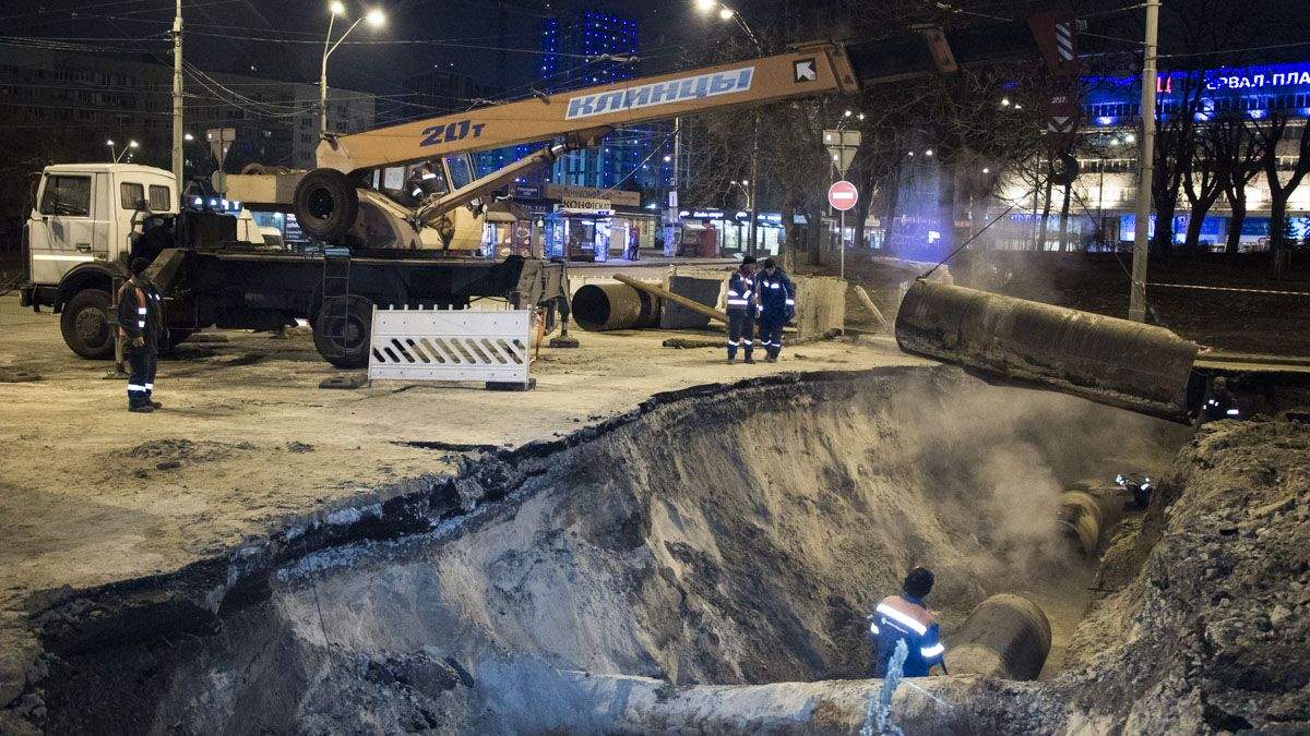 Фото з місця прориву теплотраси біля Ocean Plaza в Києві Фото з місця прориву теплотраси біля Ocean Plaza в Києві
