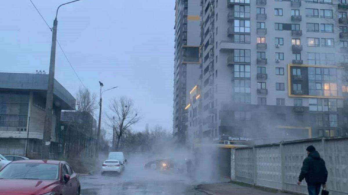 На Шулявці теж прорвало трубу На Шулявці теж прорвало трубу