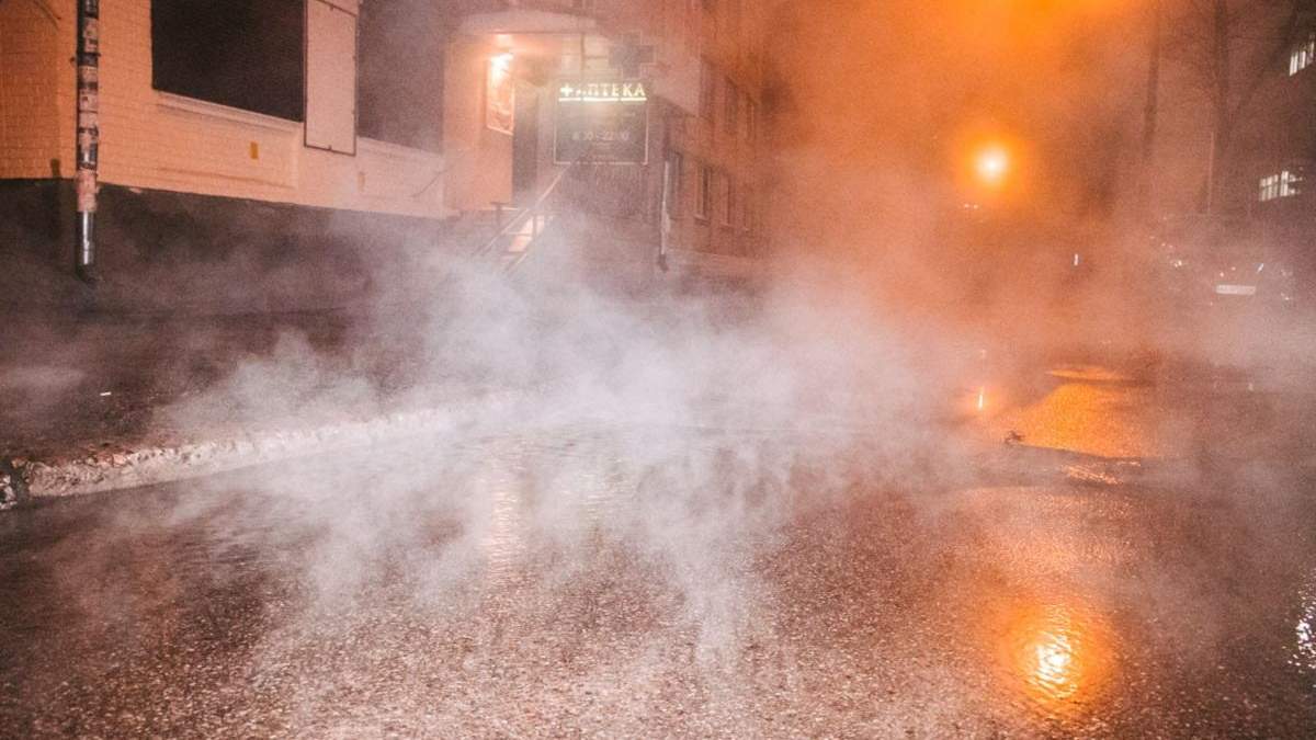 У Києві вчетверте прорвало тепломережу У Києві вчетверте прорвало тепломережу