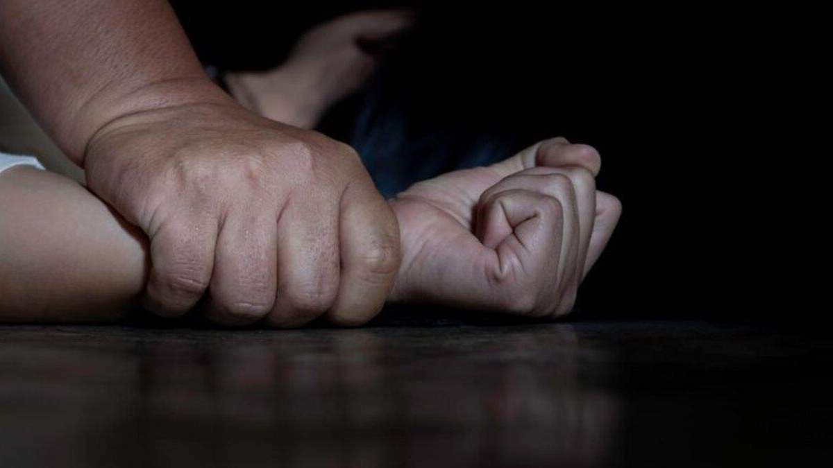 У Києві серед білого дня чоловік зґвалтував неповнолітню У Києві серед білого дня чоловік зґвалтував неповнолітню
