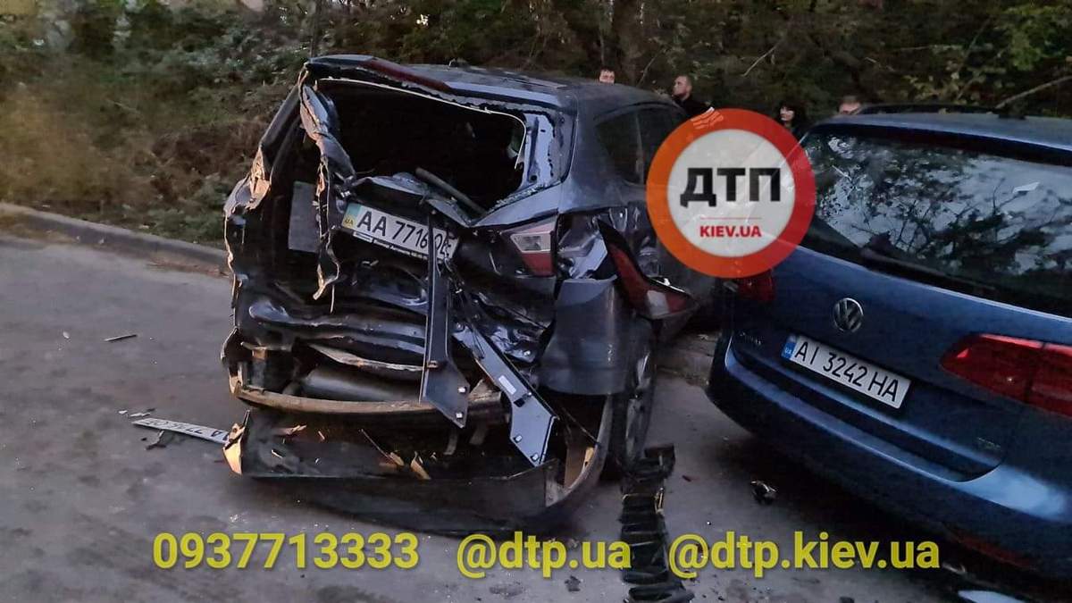 У Києві некерований бетонозмішувач розніс 5 авто У Києві некерований бетонозмішувач розніс 5 авто