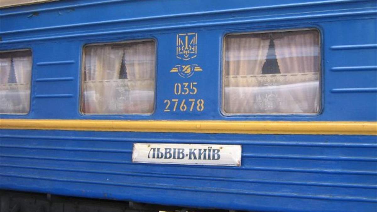 Девушек из поезда Львов - Киев высадили при помощи полиции Девушек из поезда Львов - Киев высадили при помощи полиции