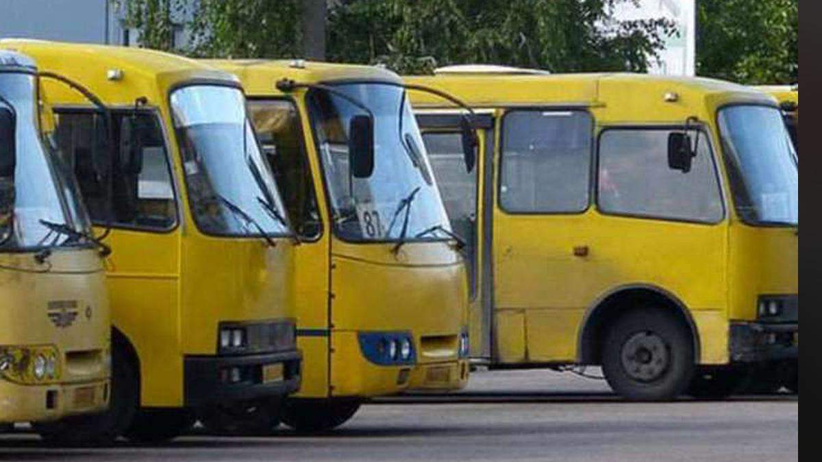 Біля Даринку на Лісовій горіла маршрутка Біля Даринку на Лісовій горіла маршрутка