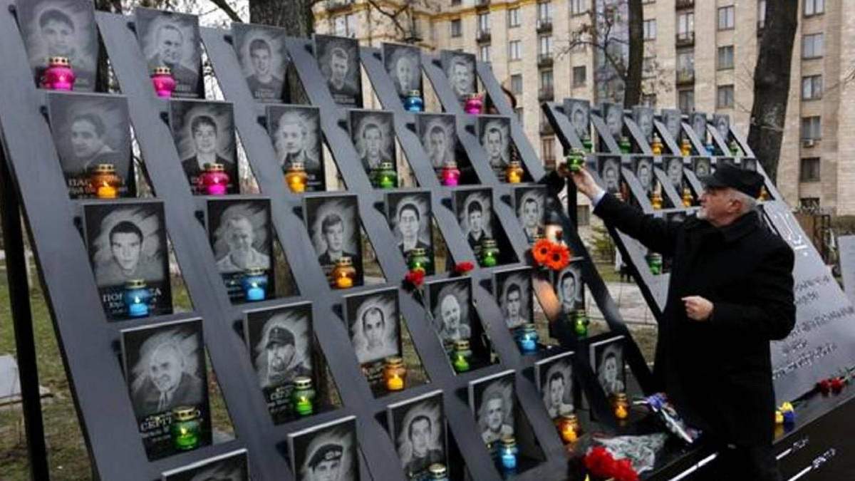 У Києві неадекват осквернив пам'ятник Героям Небесної сотні: відео У Києві неадекват осквернив пам'ятник Героям Небесної сотні: відео