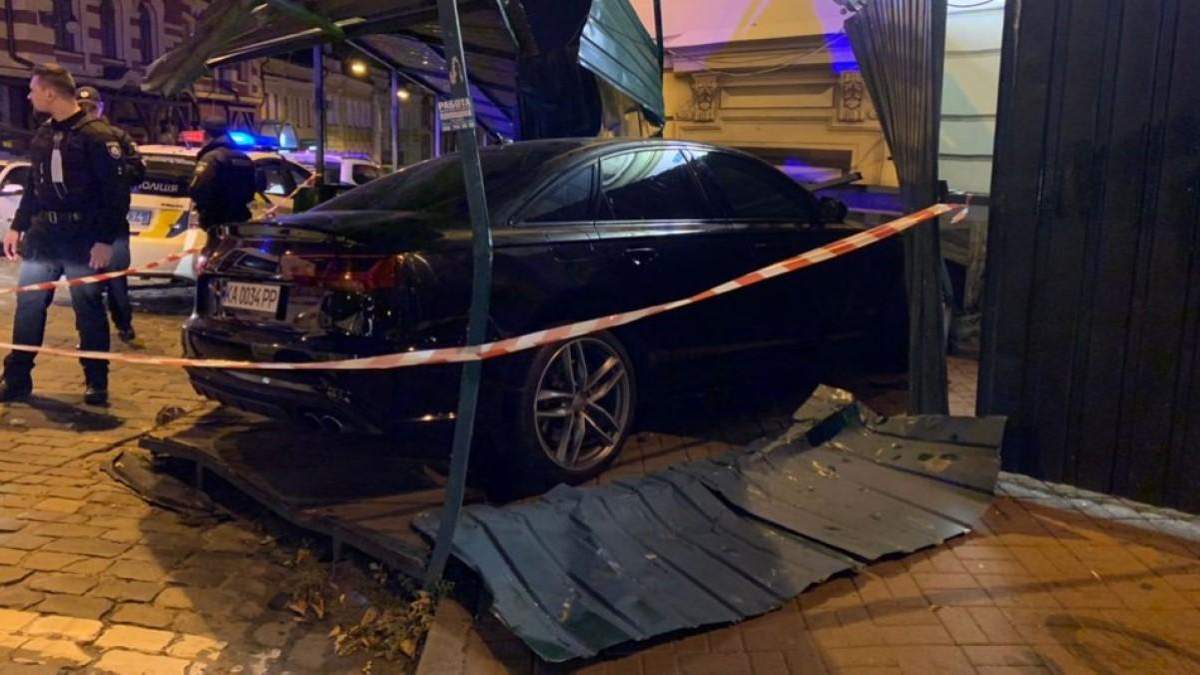 В Киеве произошло ДТП: Audi влетела в дом, есть пострадавшие - фото В Киеве произошло ДТП: Audi влетела в дом, есть пострадавшие - фото