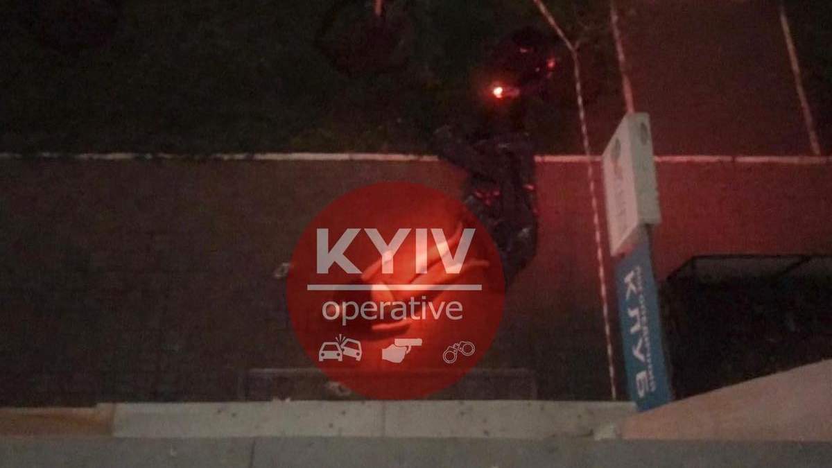 У Києві на Позняках з вікна багатоповерхівки вистрибнула жінка У Києві на Позняках з вікна багатоповерхівки вистрибнула жінка