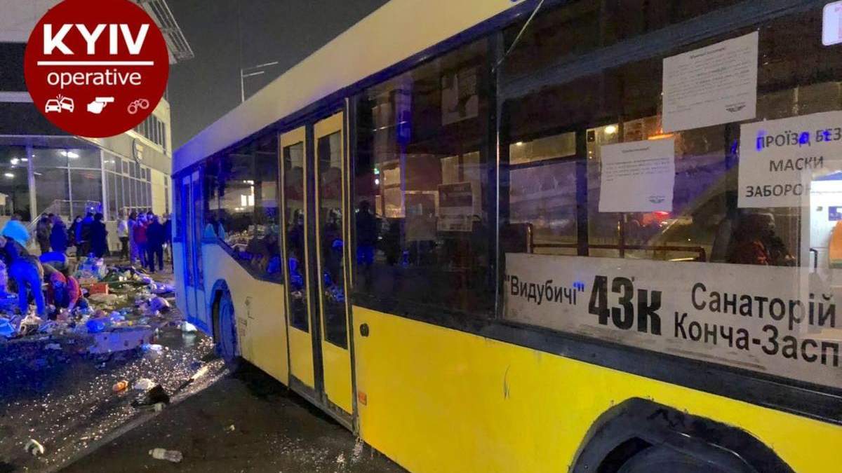 В Киеве автобус снес торговую палатку и наехал на людей на остановке В Киеве автобус снес торговую палатку и наехал на людей на остановке