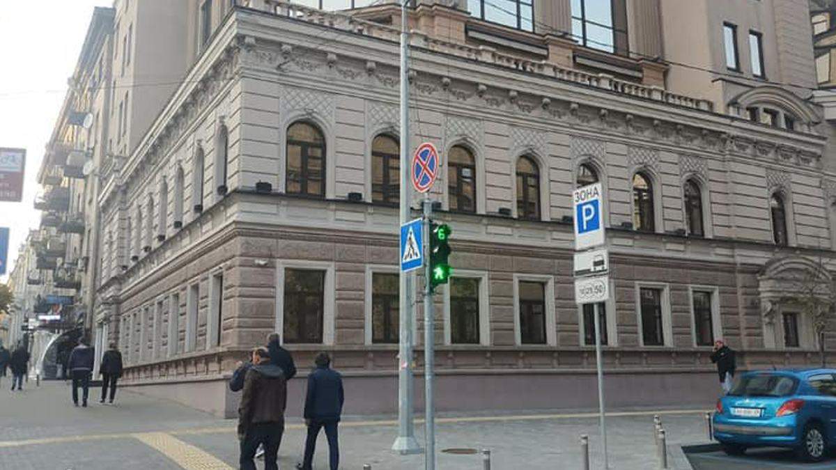 У Києві на бульварі Шевченка демонтували рекламні вивіски – фото У Києві на бульварі Шевченка демонтували рекламні вивіски – фото