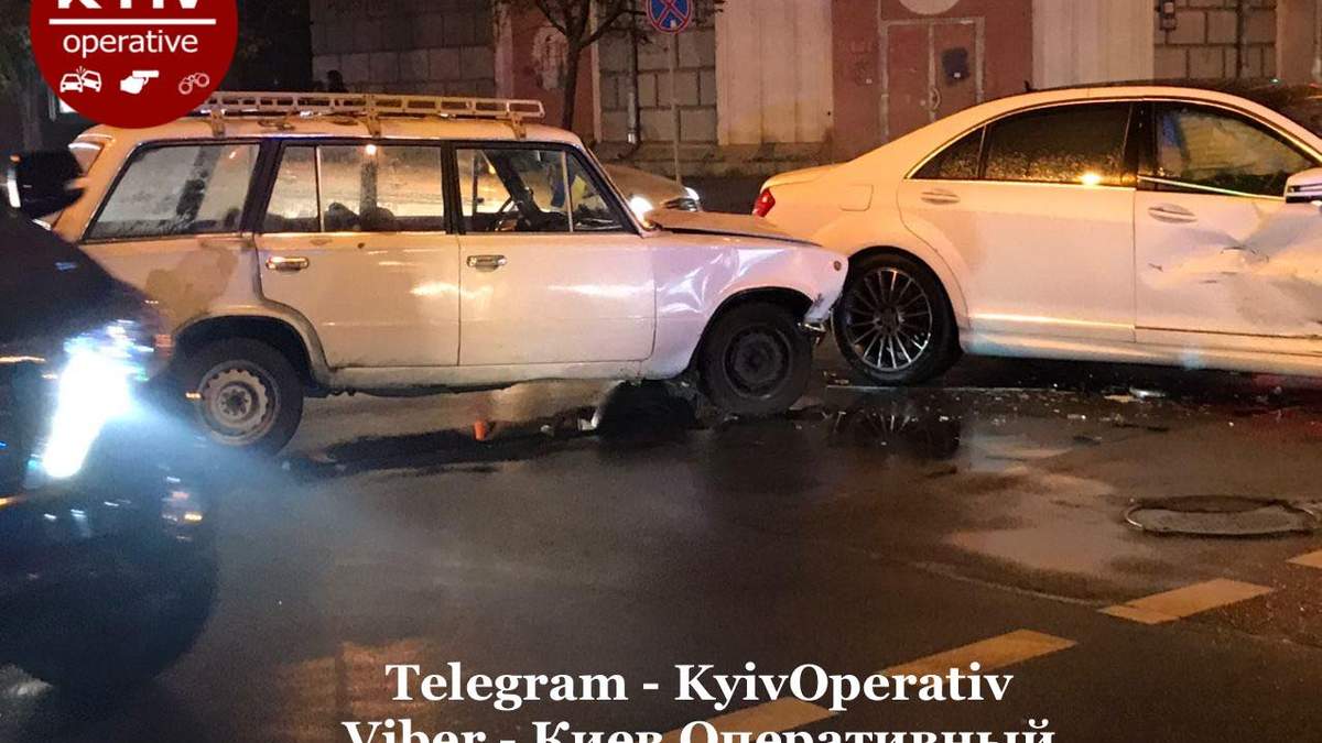 Біля урядового кварталу в Києві старенький ВАЗ влетів у Mercedes Біля урядового кварталу в Києві старенький ВАЗ влетів у Mercedes