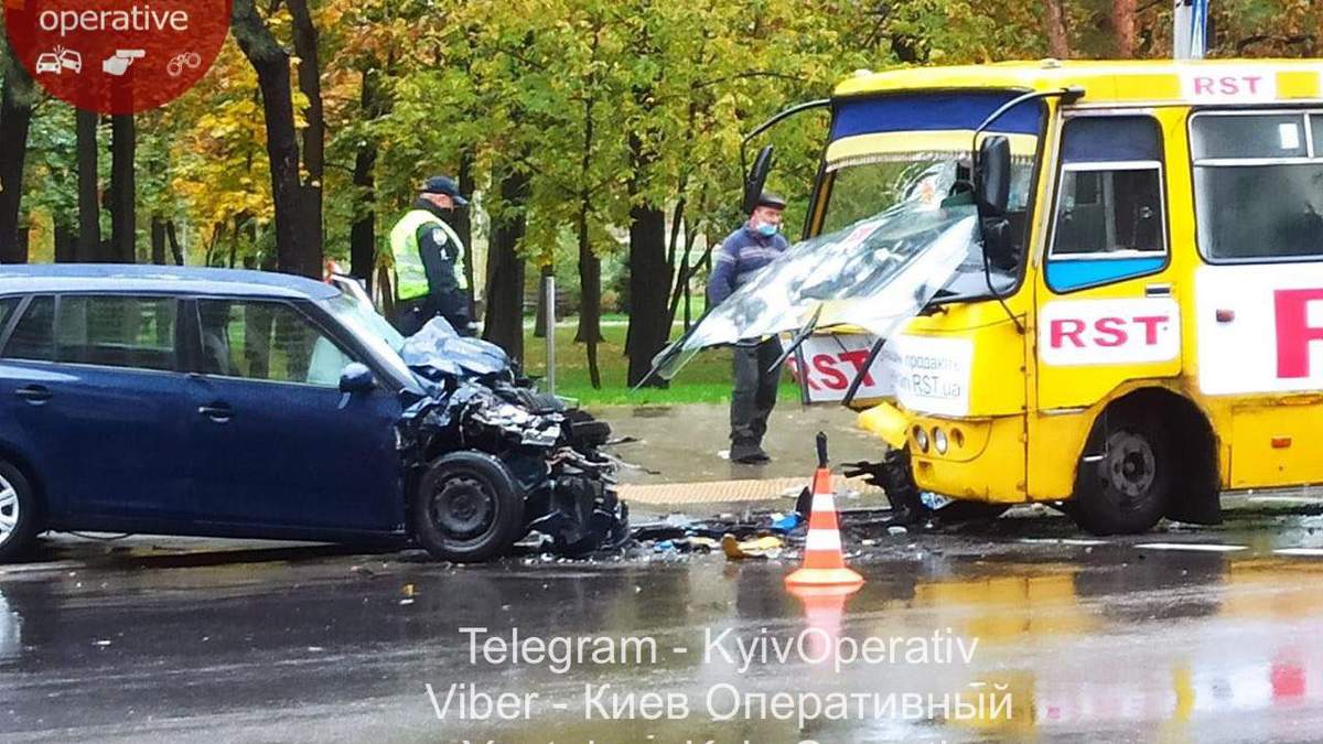 Лобовое столкновение маршрутки и Skoda в Киеве 31.10.2020: фото Лобовое столкновение маршрутки и Skoda в Киеве 31.10.2020: фото